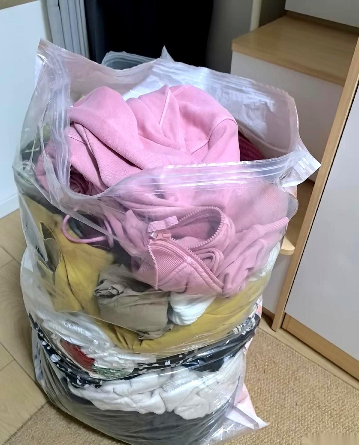 快递一拆开，我人傻了。一堆不知道放了多少年的旧衣服，有的领口都发黄了，还有股子