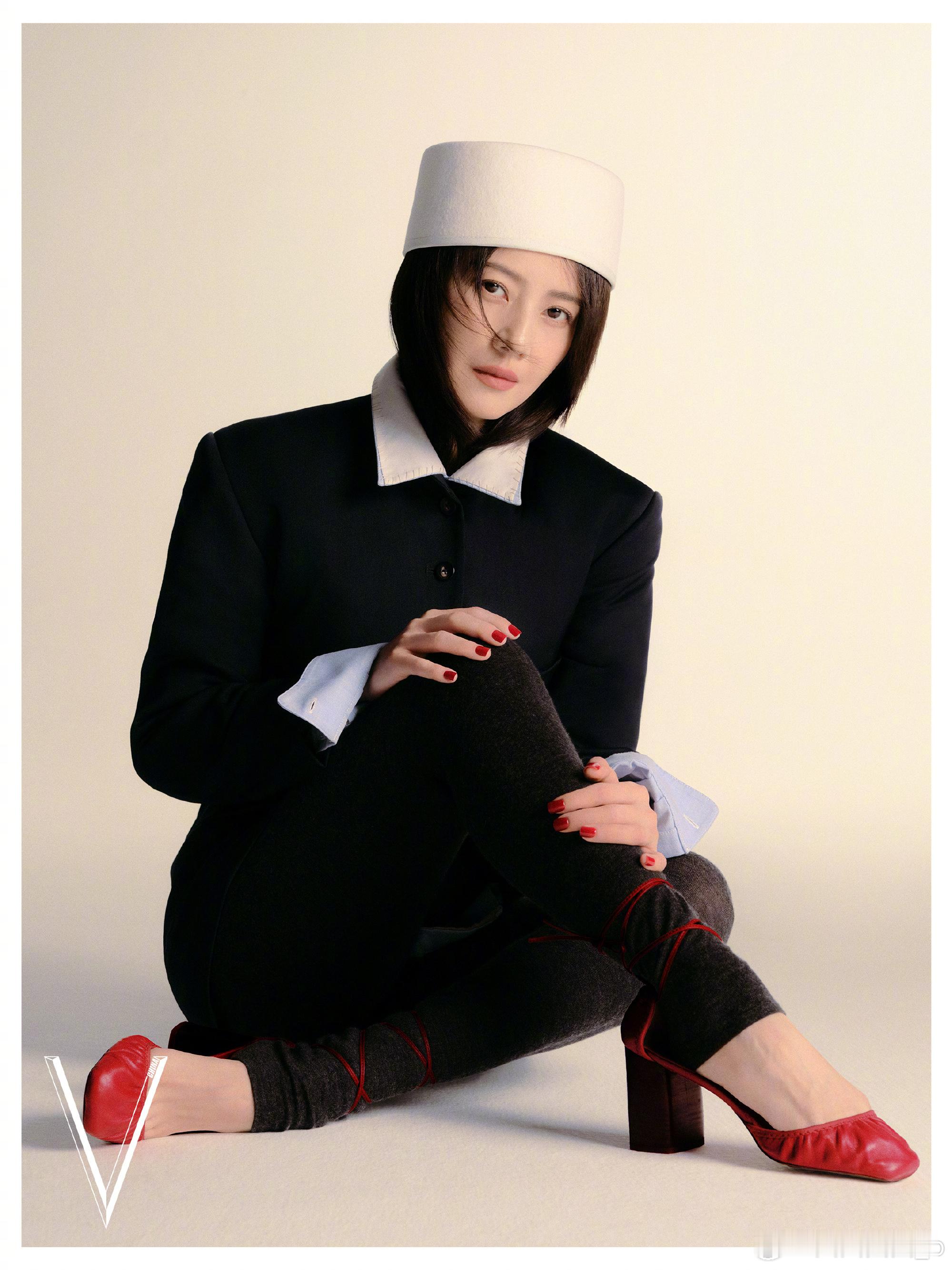 高圆圆美的好高级，美的好权威这张脸有种淡妆浓抹总相宜的美复杂服装配清淡妆容，口