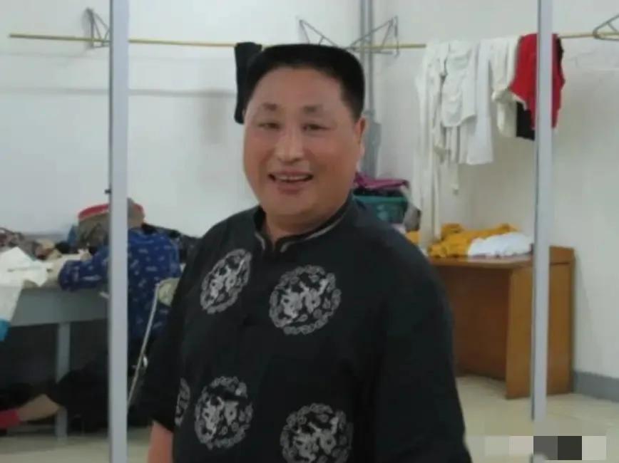 2007年，李正春不幸病逝。赵本山问50个徒弟：“你们大师兄走了，留下孤儿寡母，