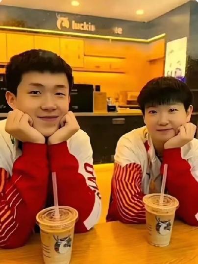 这杯“青春特调”，比咖啡还上头☕刷到这张图，我直接笑出姨母笑！大头和