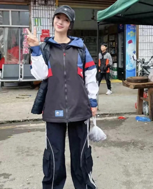 45岁柳岩回衡阳老家接地气状态超圈粉