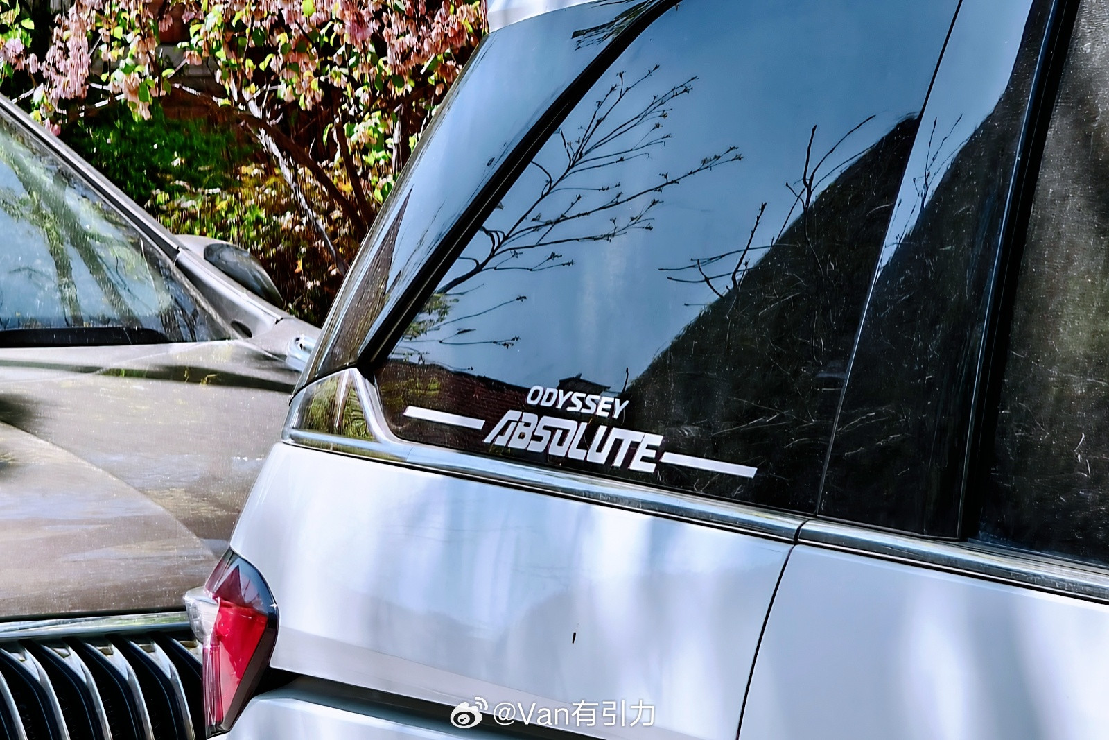 虽说没看出这车改了哪里，但这一小片贴纸还是有点讲究的本田奥德赛MPV