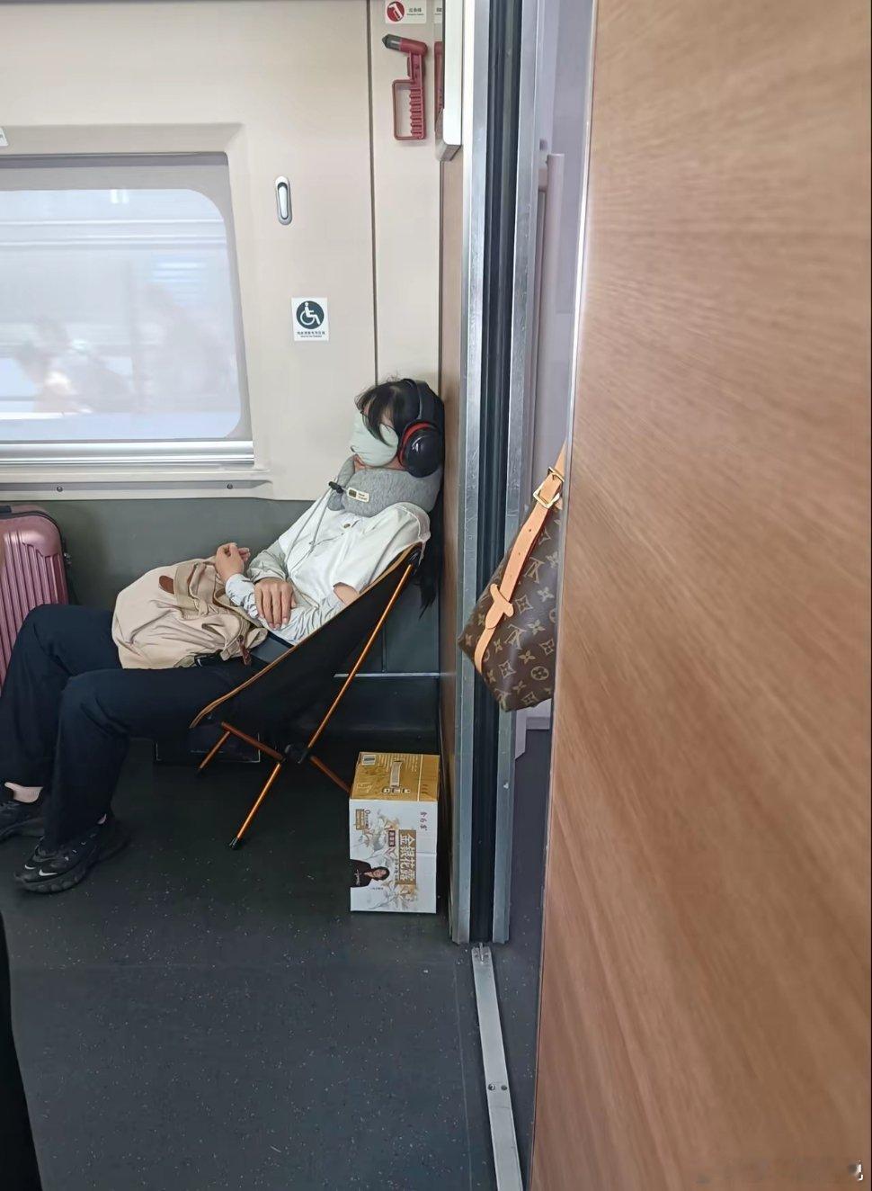 坐高铁买到无座票，才被旁边小姑娘的装备狠狠上了一课！我临时出门，抢不到座位，只能