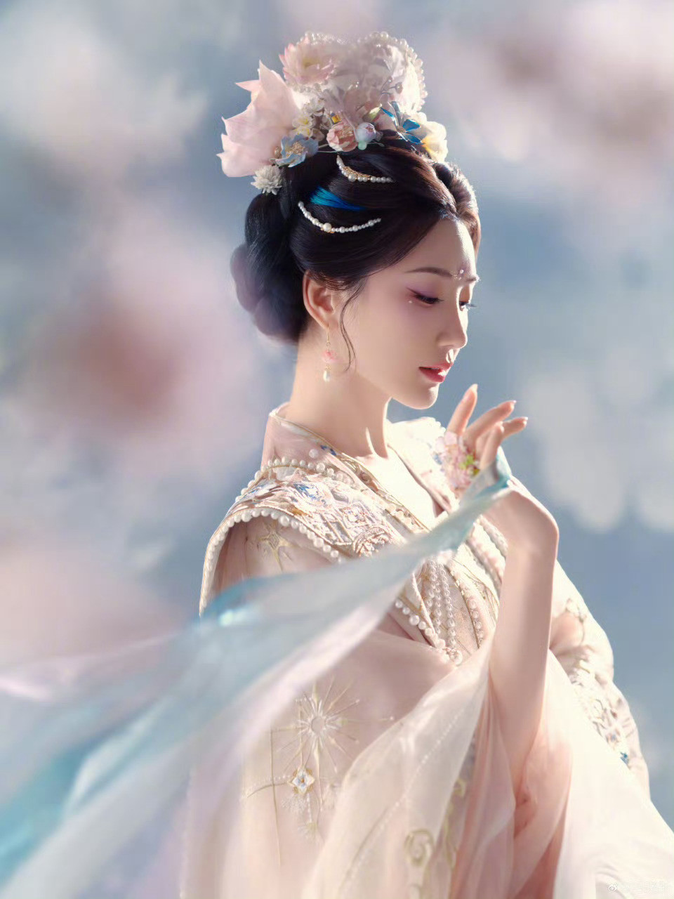 毛晓彤花神妆这也太仙了吧！眉眼间真的藏着百花灵气，颊边那抹春色太灵动了🌸花神