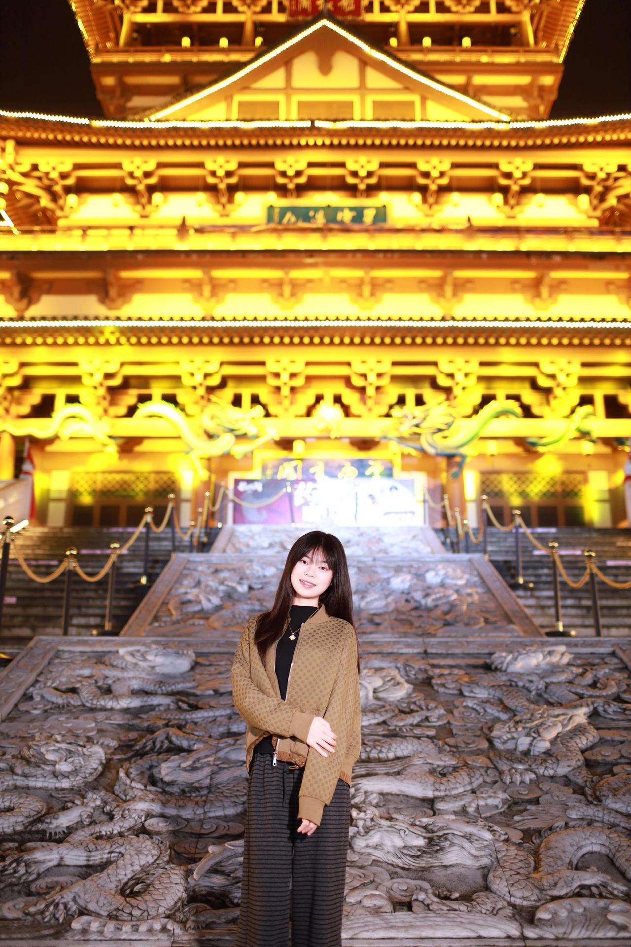 偶遇古镇，打卡一张古建筑风格夜景人像摄影