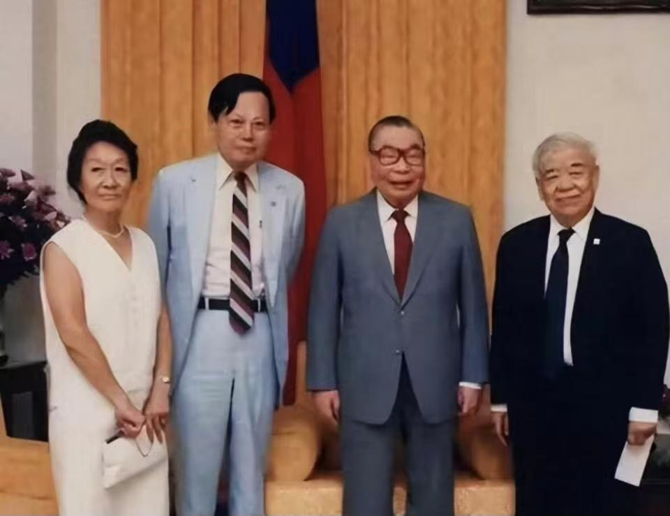 1986年杨振宁访台拍下的世纪合照！那时候杨振宁64岁，蒋经国76岁，吴大猷