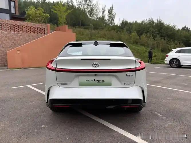 丰田绝对把中国市场与中国用户研究透彻了:1.要省油,选经典中型轿车凯美瑞,2.