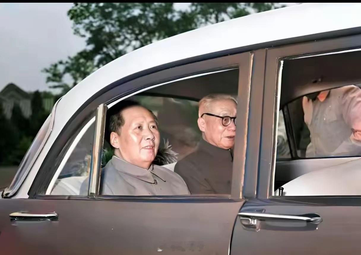 1958年5月21日，毛主席与林伯渠副委员长乘坐新中国第一辆国产轿车——“东风”
