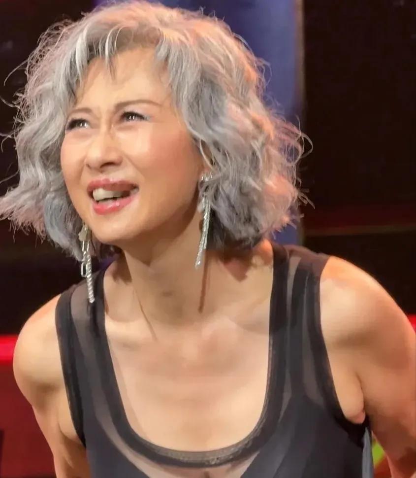 叶倩文这么多年，好像都活在林子祥的宠爱里。一路走来，冷暖自知，痛并快乐着……