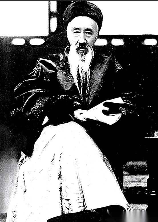 “他连英语都听不懂，怎么配来这儿？”金发碧眼的美国女人，端着酒杯，嘴角挂着一丝