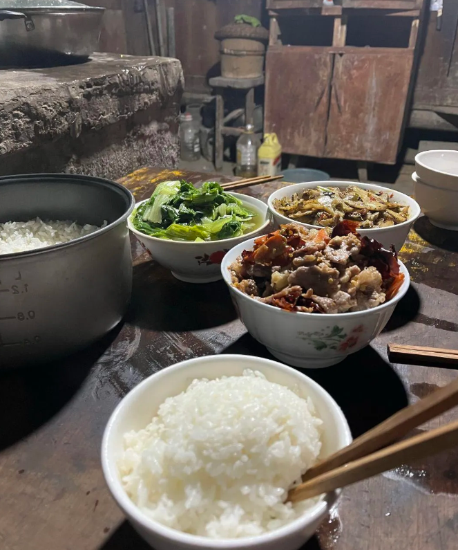 第一次来男朋友家里吃饭，菜很丰盛