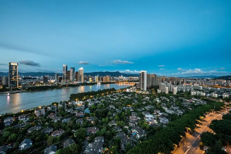 福州楼市：2026年1月3日‑8月6日，鼓楼区房价从2.5万降至2.4万，仓