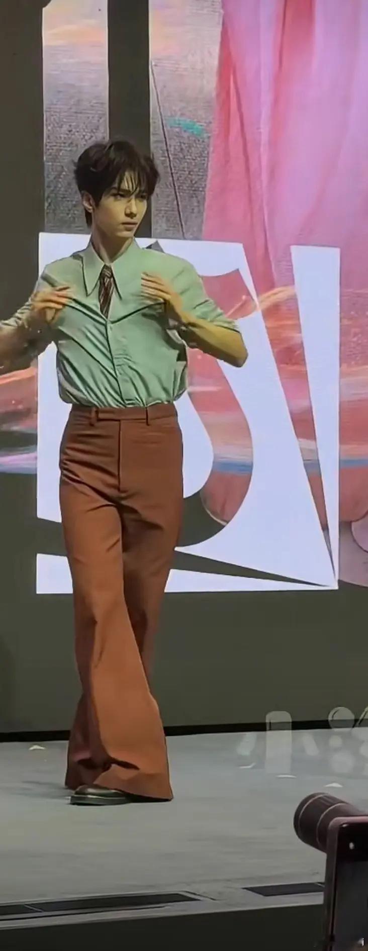 同一套衣服吗？​​​