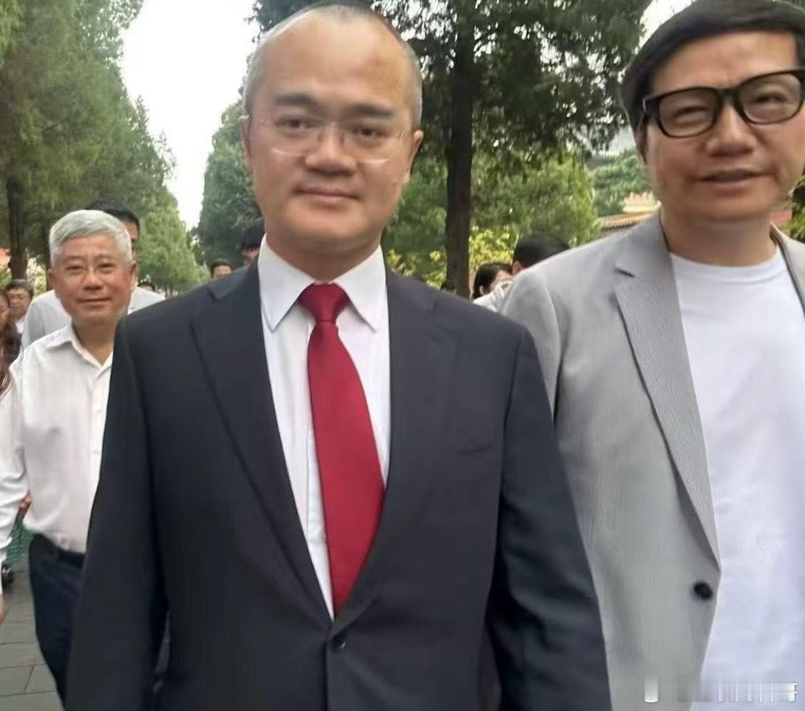 美团老板王兴也露面了？居然还跟雷军同框！王兴罕见的穿着西装革履，还专门佩戴了一条