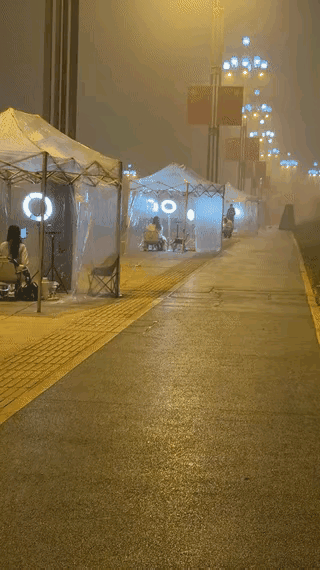 深夜的四川乐山街头已经空无一人。灰暗的路灯下，这条街上仍然有十几个女孩蹲在简易的