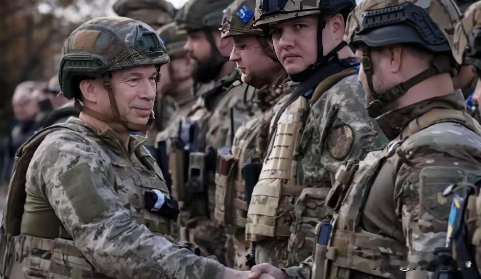 乌克兰当地时间10月30号总司令瑟尔斯基突然出现在红军城西郊的战壕中。他在炮声