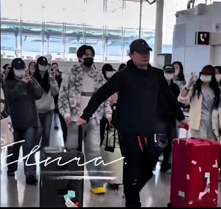 王楚钦刚下机场大巴，就被围堵了，北京零下5度，有伤在身的大头就这么堵了。工作