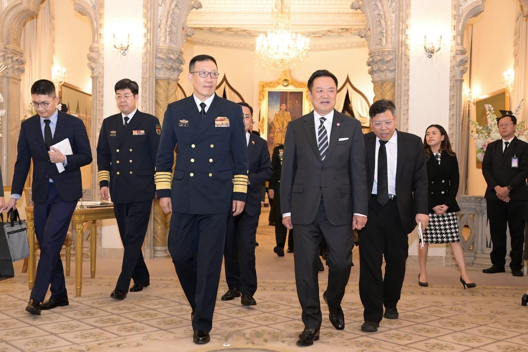 董军2026.07.24泰国总理阿努廷会见董军。又壮又帅又不怕热的耶耶好像