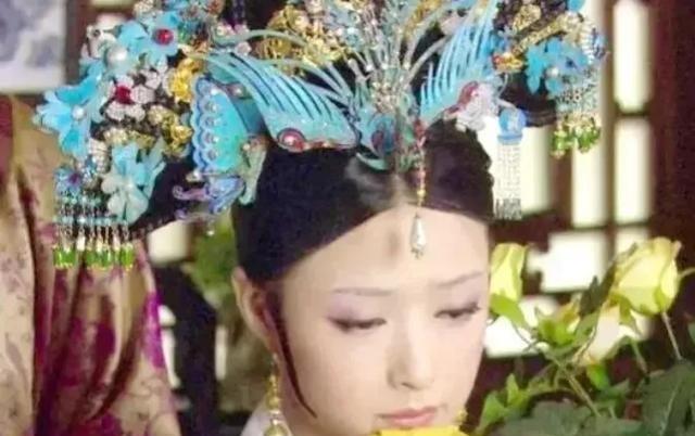 有人问蒋勤勤：“陈建斌拍《甄嬛传》美女如云，左拥右抱，你不吃醋？”蒋勤勤笑了，“