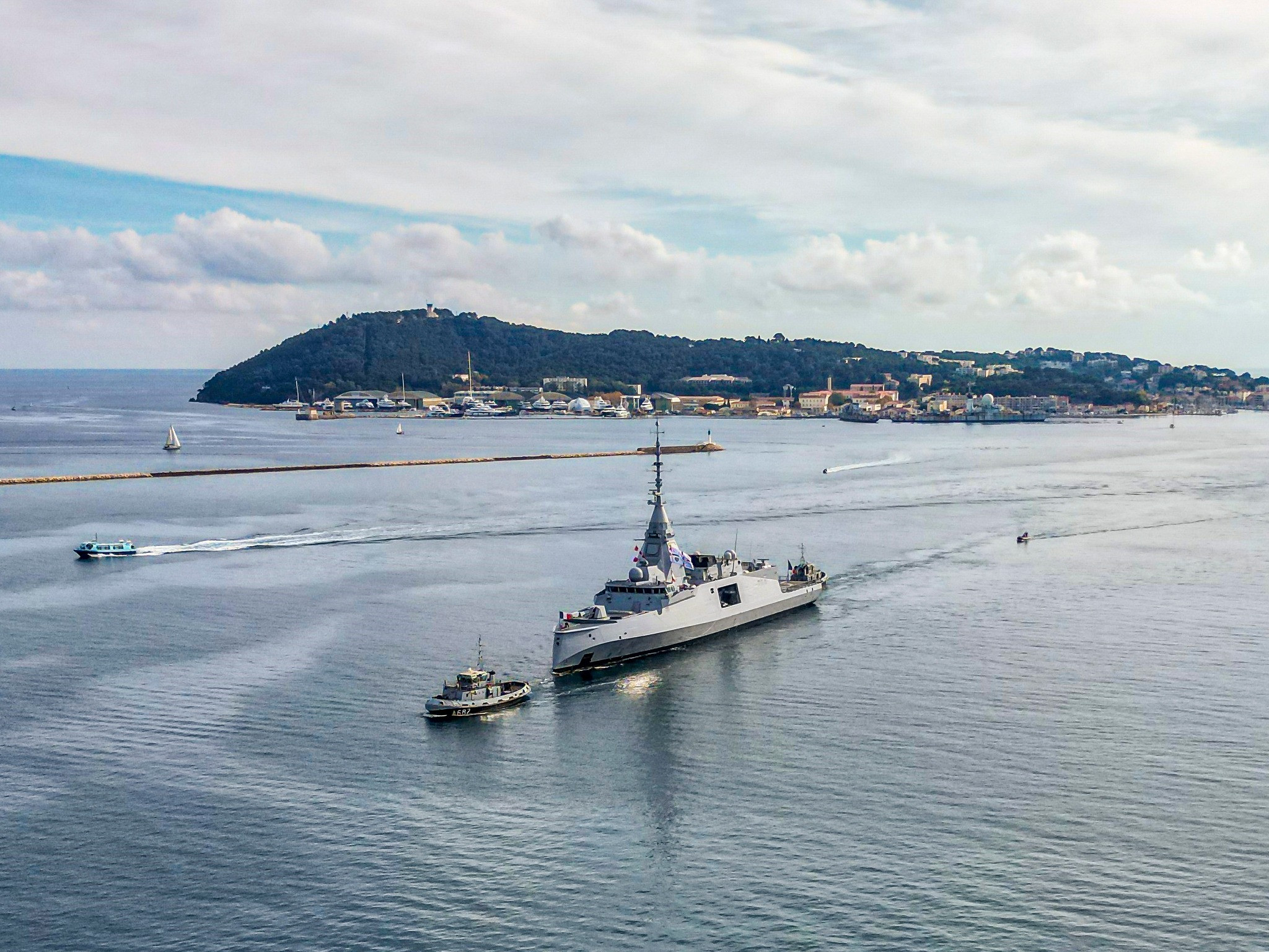 ⚓11月11日，法国海军“干预防御护卫舰”（FDI）首舰“罗纳克海军上将”号（D