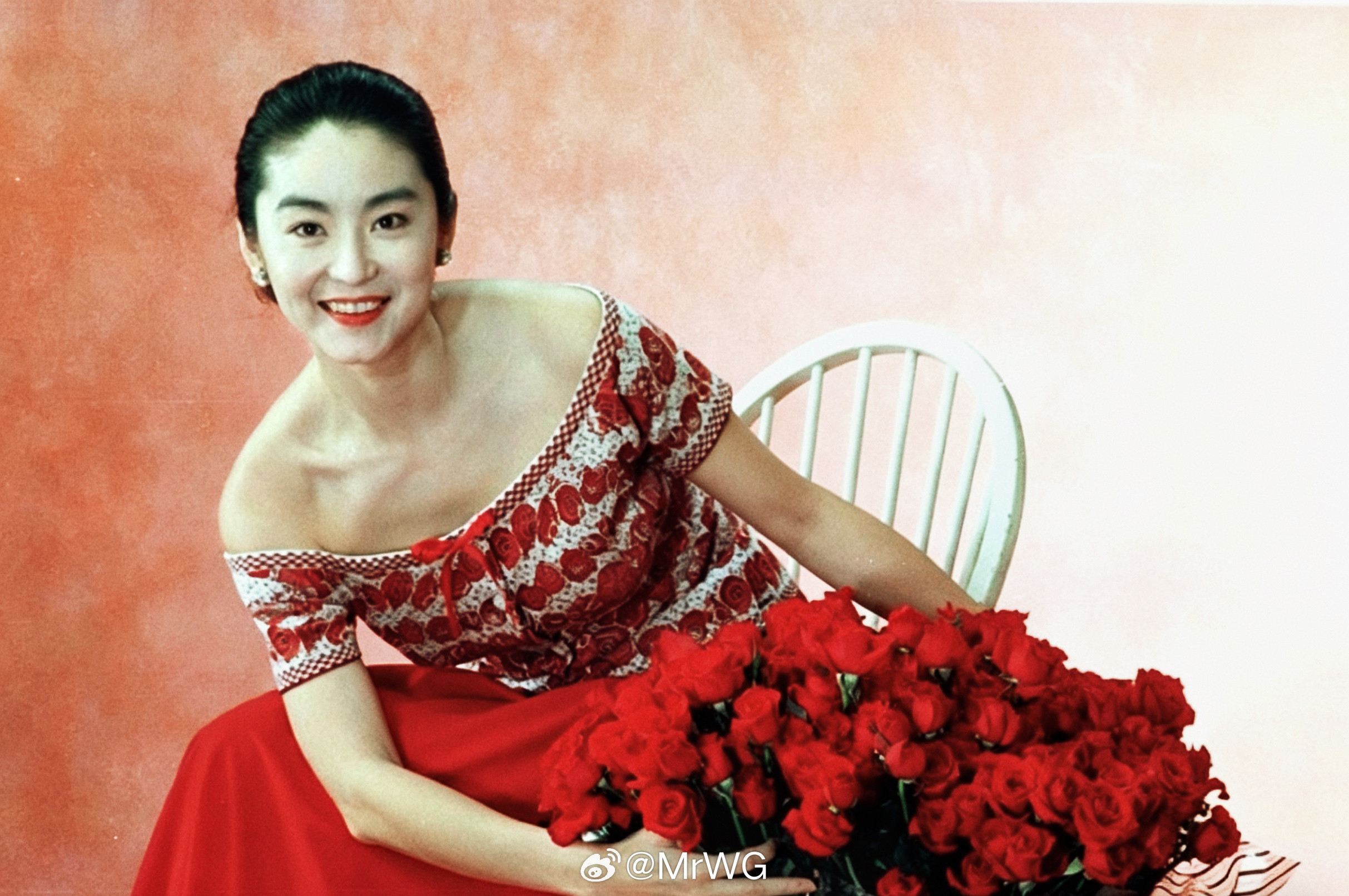 林青霞旧相簿子风拂红裙，玫瑰轻绽，美人抬眼，即是热情盛放❤️🔥——红玫瑰🌹