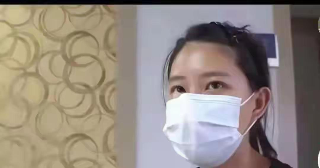 太离谱~北京房山，王女士带两条狗乘电梯下楼时，一条狗咬伤刘女士小腿，刘女士疼痛下