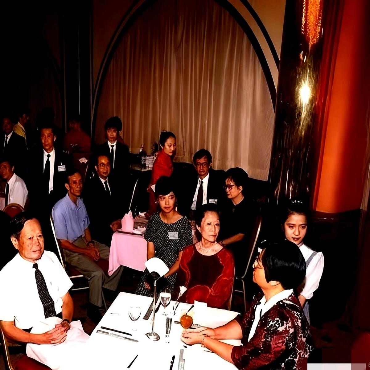 一口流利的英语更是让1995年，翁帆和杜致礼在一次用餐时，一张罕见的合影，从镜头