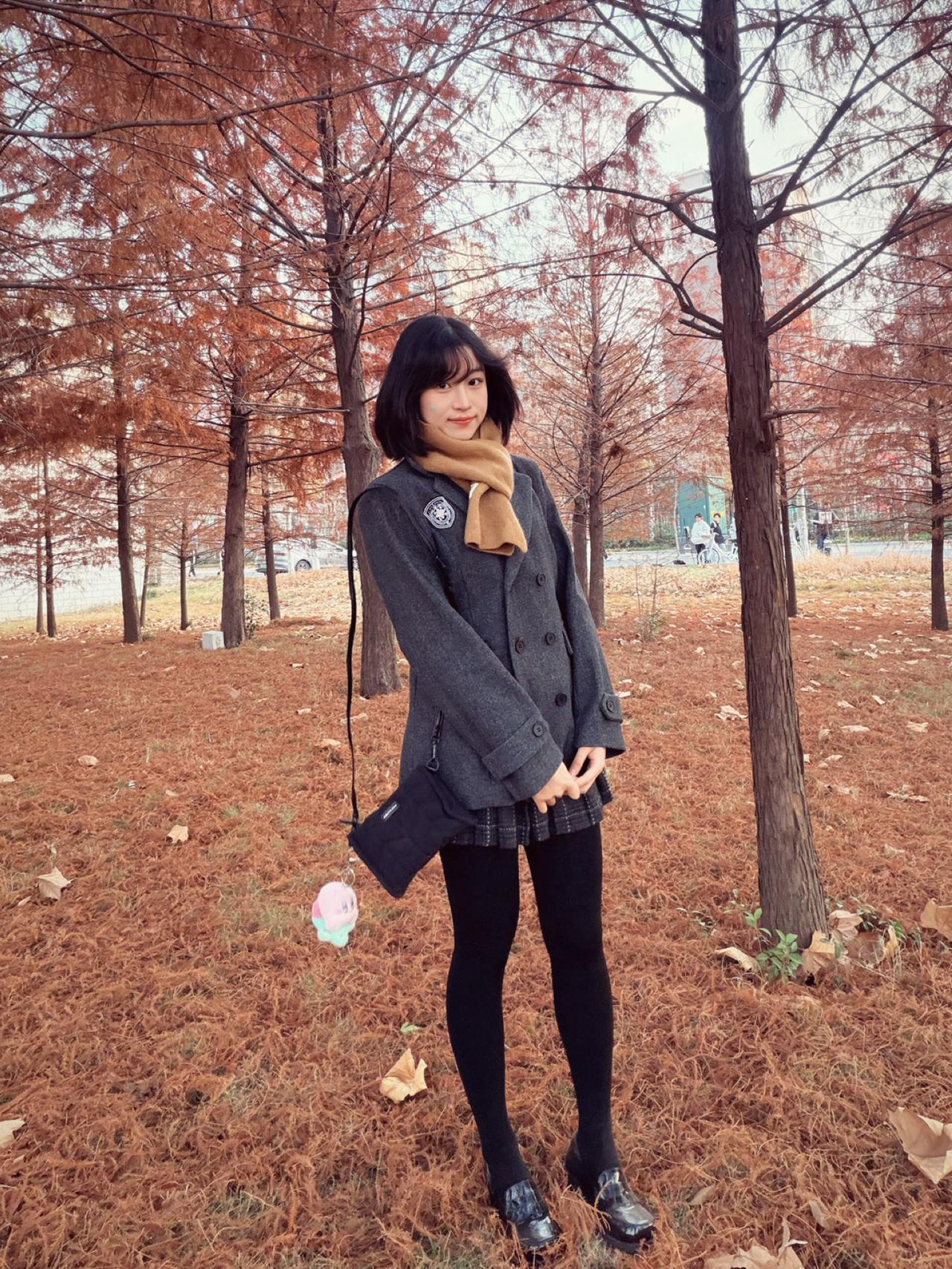 比较好驾驭的秋冬款jk❄️冬日的jk真的很搭～深灰色jk套装搭配黑色加绒款连裤袜