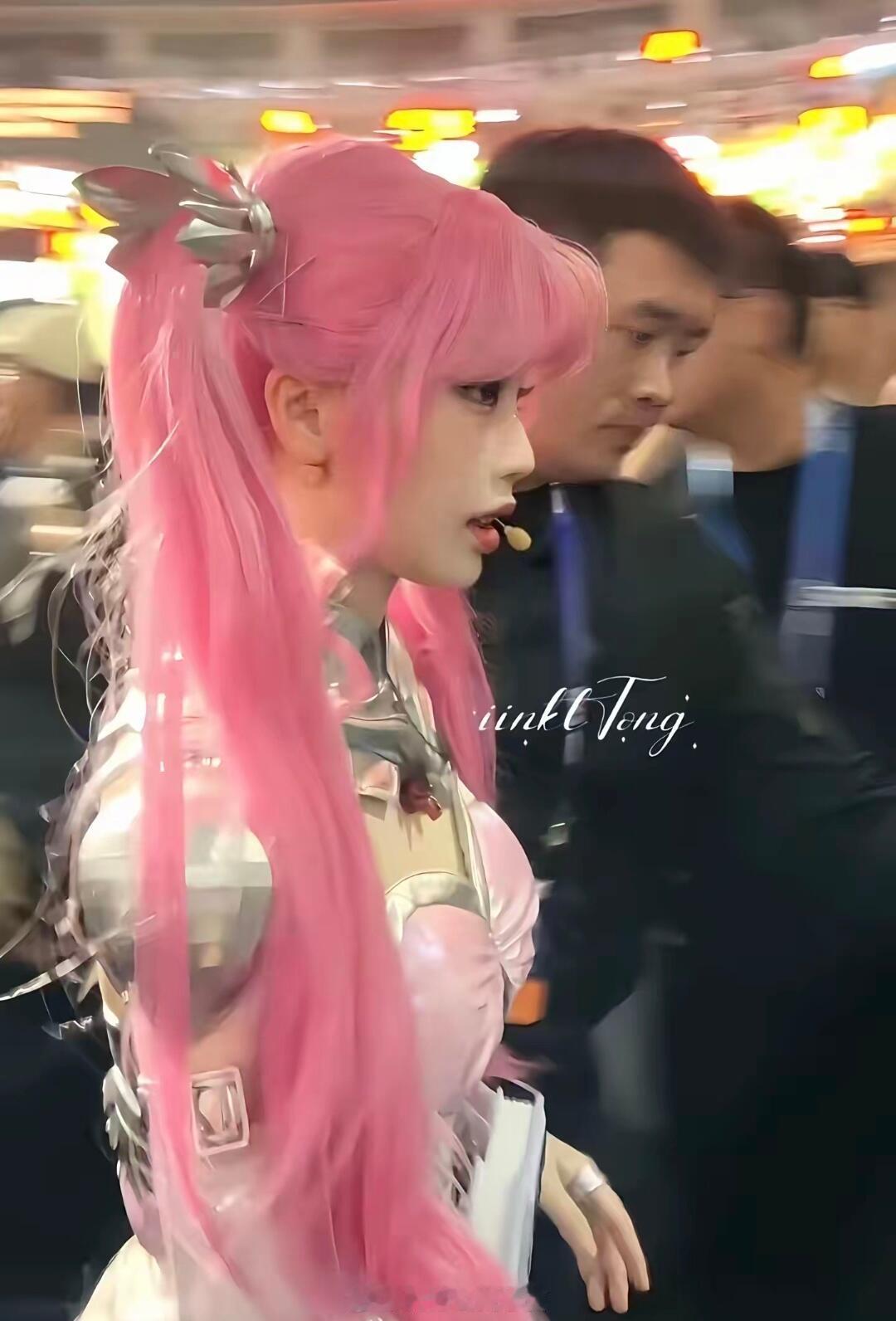 都说虞书欣的侧脸虐这么一看不是挺可爱的吗