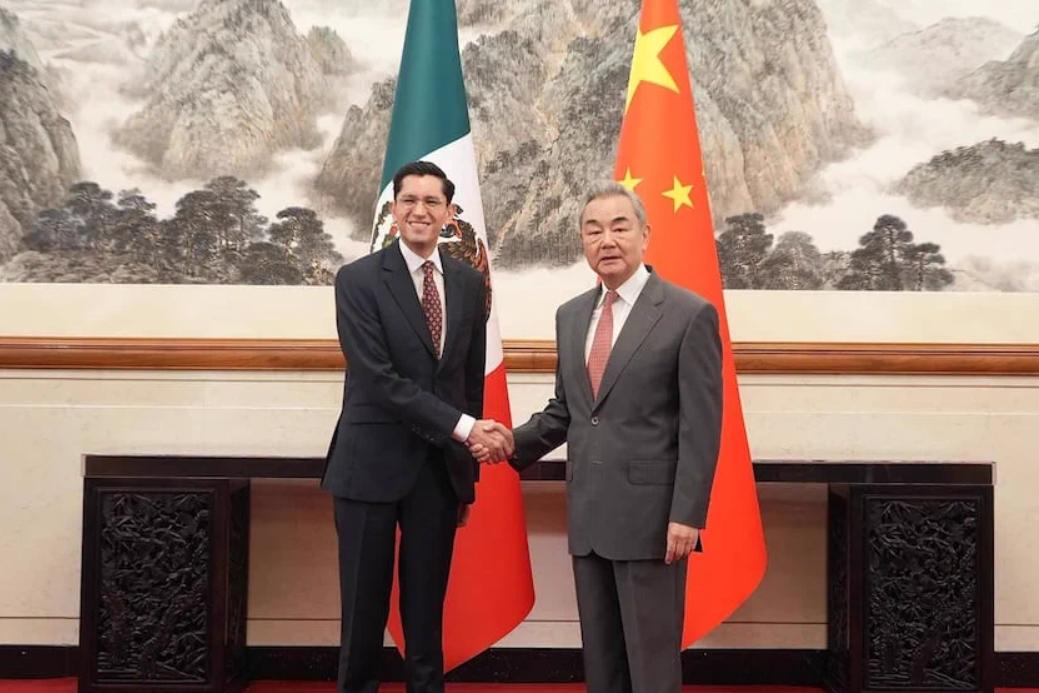 中国给墨西哥的忠告，信号很直白。王毅外长日前对墨西哥外长说了句话：中墨关系不针对