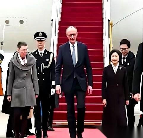 以前咱们去德国工厂，得排着队、伸着脖子，看人家拧一颗螺丝，都觉得是艺术。现在，