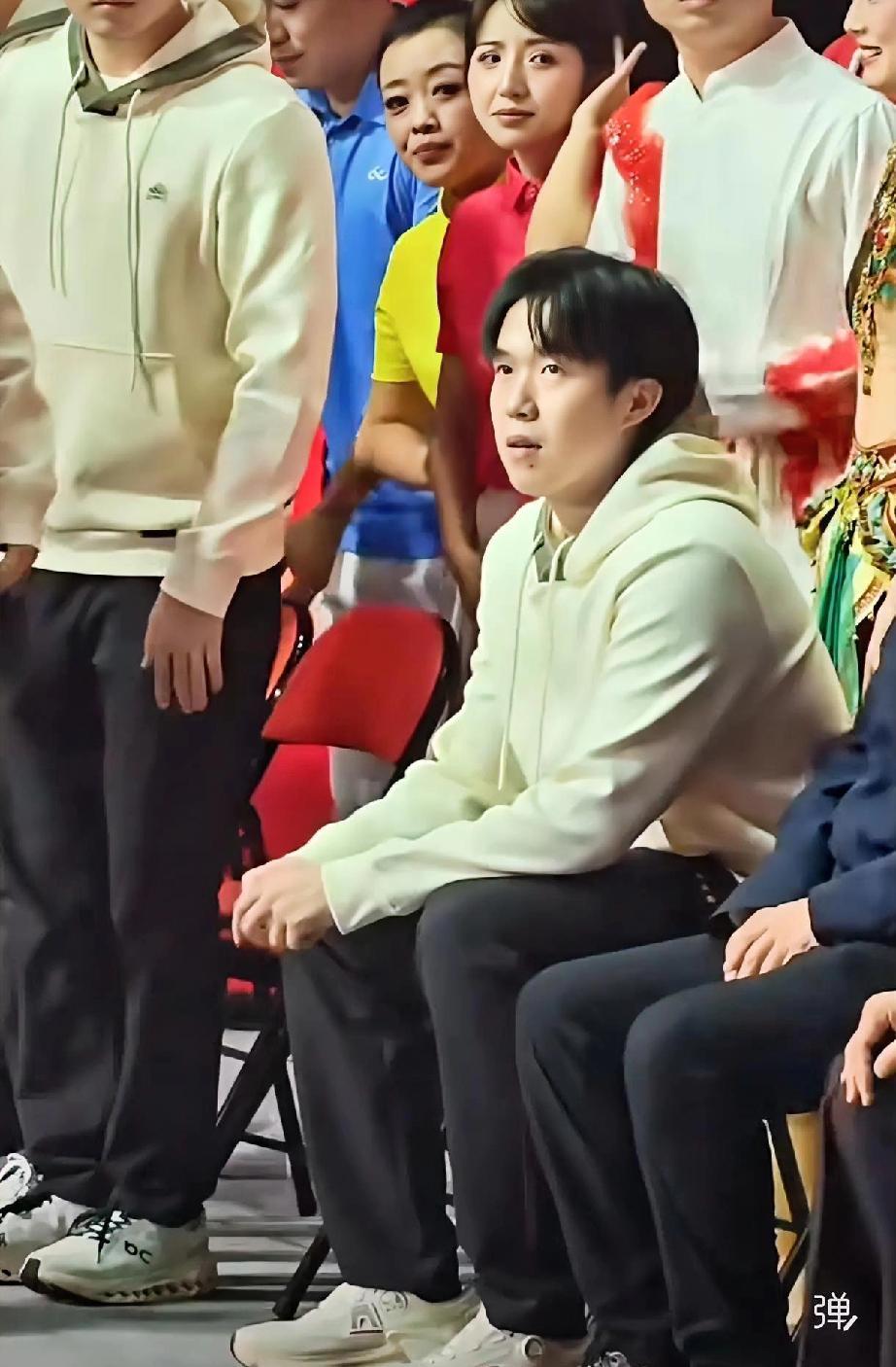 那个在年会上紧张到攥紧话筒的男孩，正准备给所有人一个惊喜。乒超联赛的硝烟刚散，