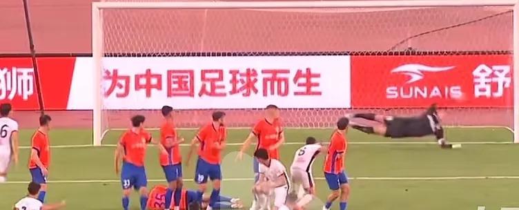 主裁判吹响结束的哨声，泰山队1:3输给了成都。因为输球，当然是没有欢庆声，令人意