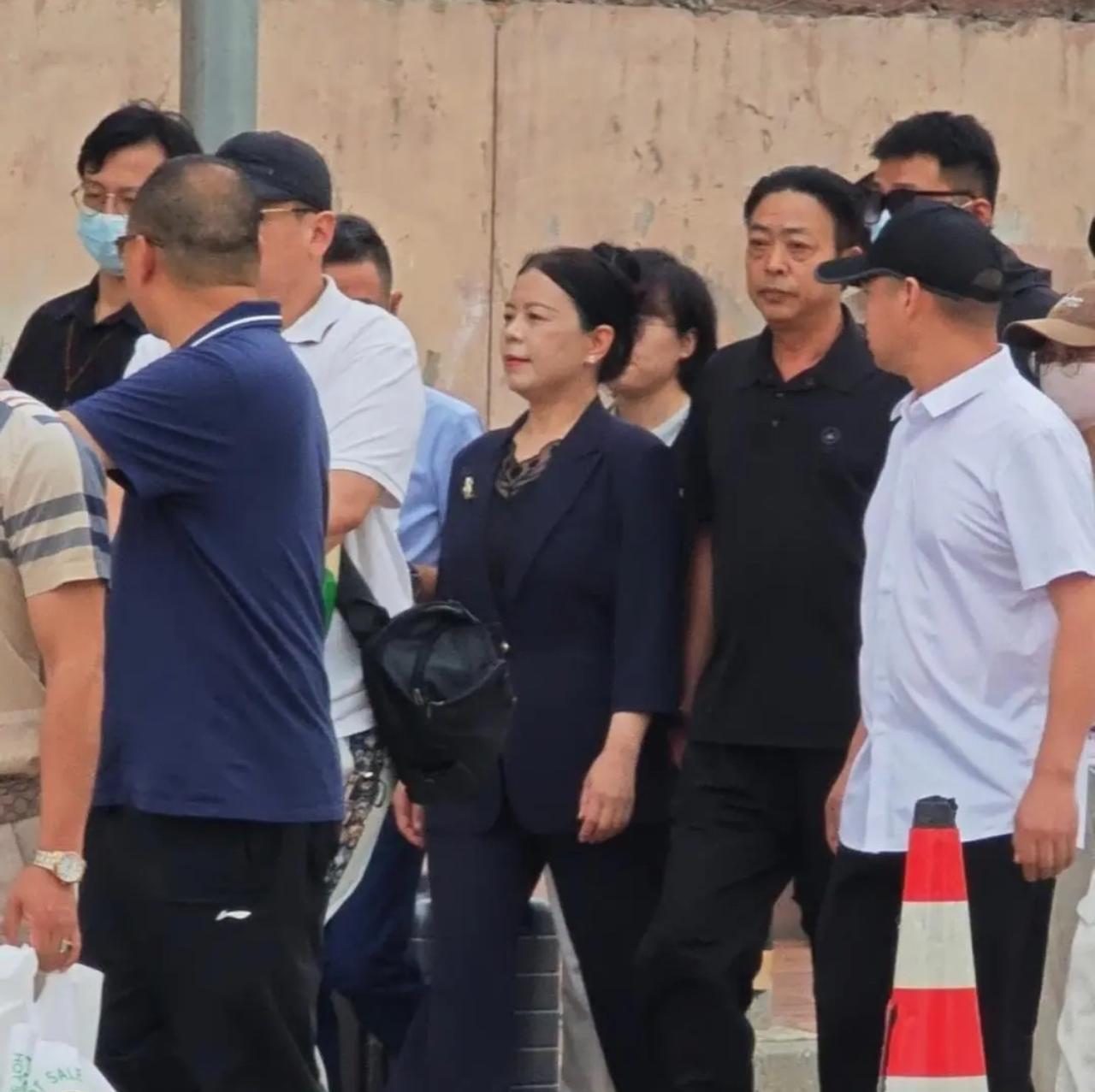 这张照片就能看出姚策的养父有多疼他，姚策已经去世了几个月，养父姚世兵明显还没有走