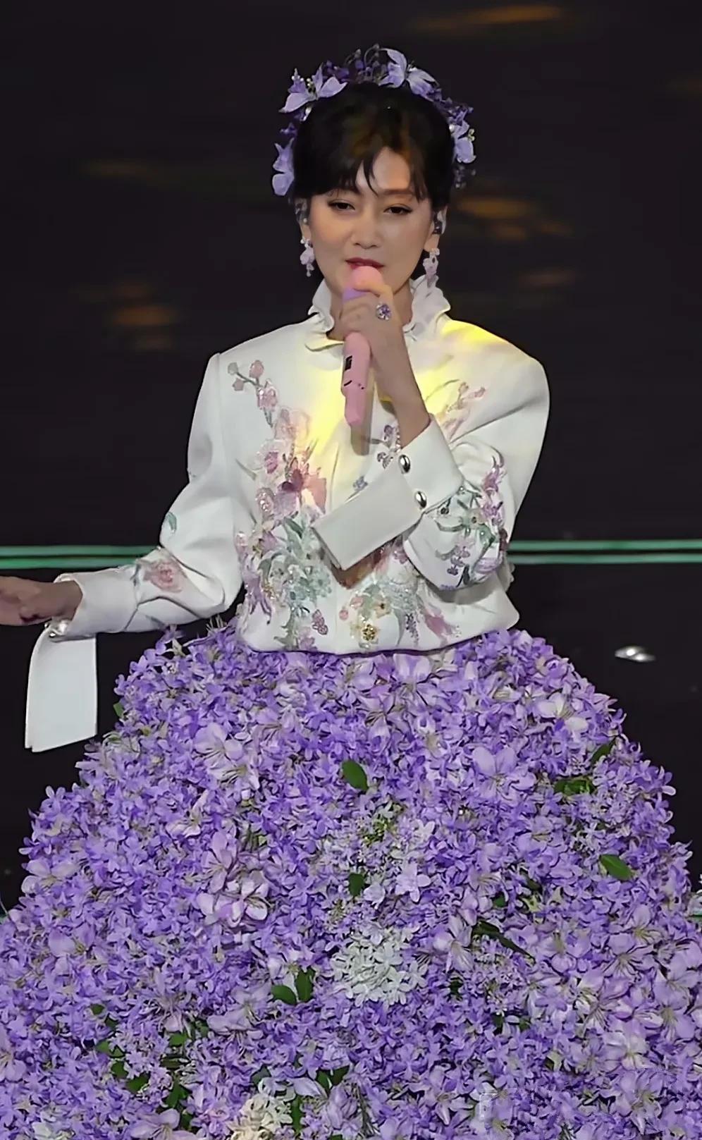 68岁的赵雅芝，凭啥吊打一众小花？就凭她那“苦行僧”般的自律！我圈里混了这么