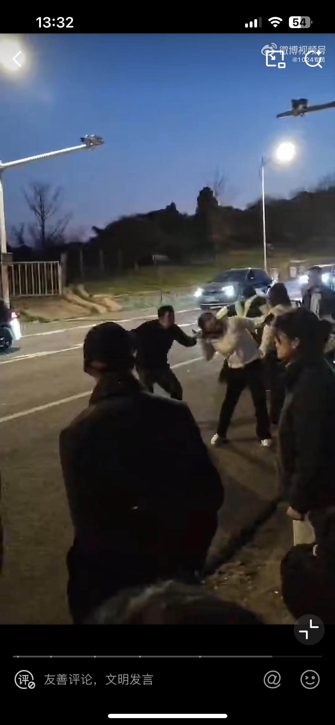 苏州西山发生一起车祸，骑三轮车的大娘被撞，女司机被家属打倒在地。当时网传女司机被