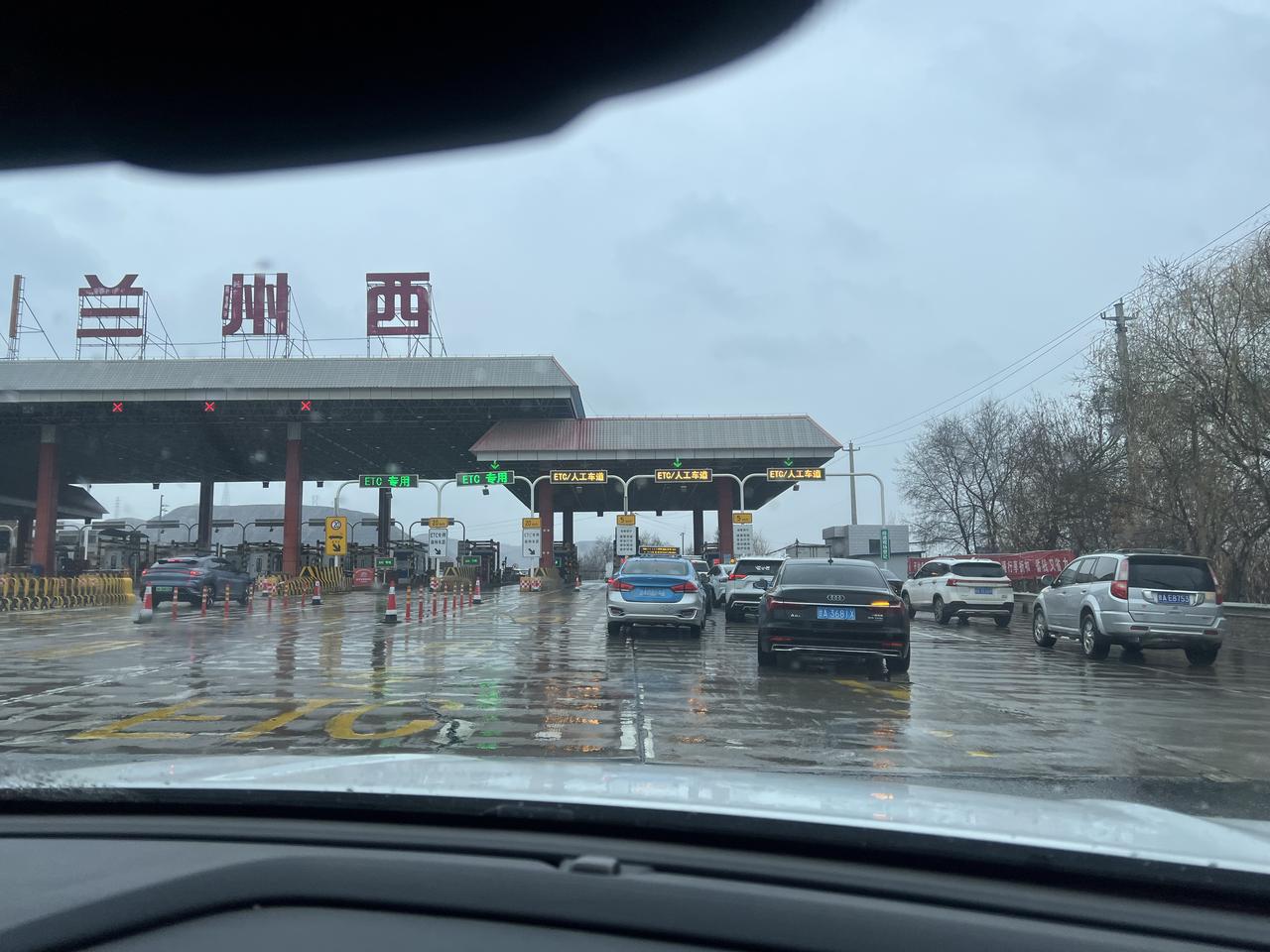 客人站到2楼，我的车就在1楼死活上不去，最后终于把人接到了，回到兰州都晚上8点了