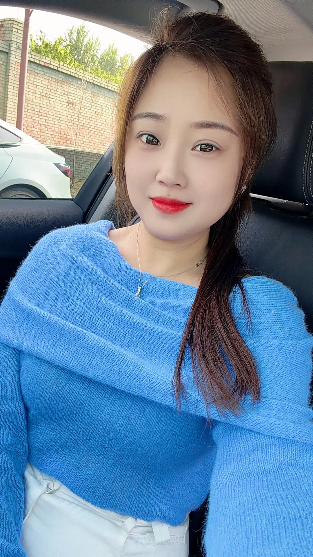 认识再多人有什么用，利益开路全是朋友，落魄沦陷全是嘲笑，关系远近全凭需要