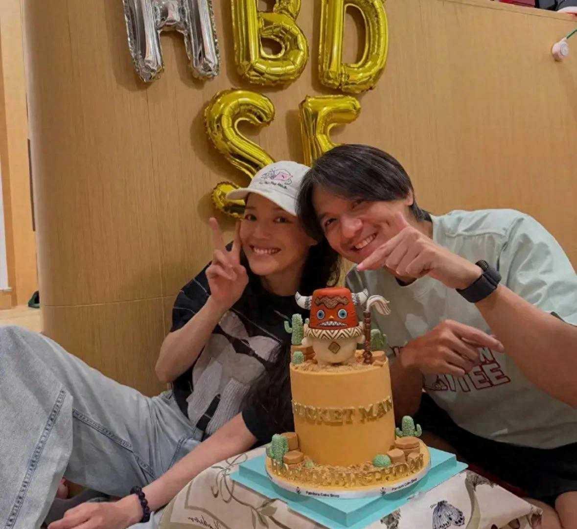 舒淇回港给冯德伦庆生，素颜美得不像话，两只猫意外抢镜​​​