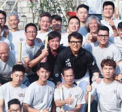 1990年，成龙在摩洛哥沙漠拍摄《飞鹰计划》，成家班有人要求涨工资，结果拍摄完成