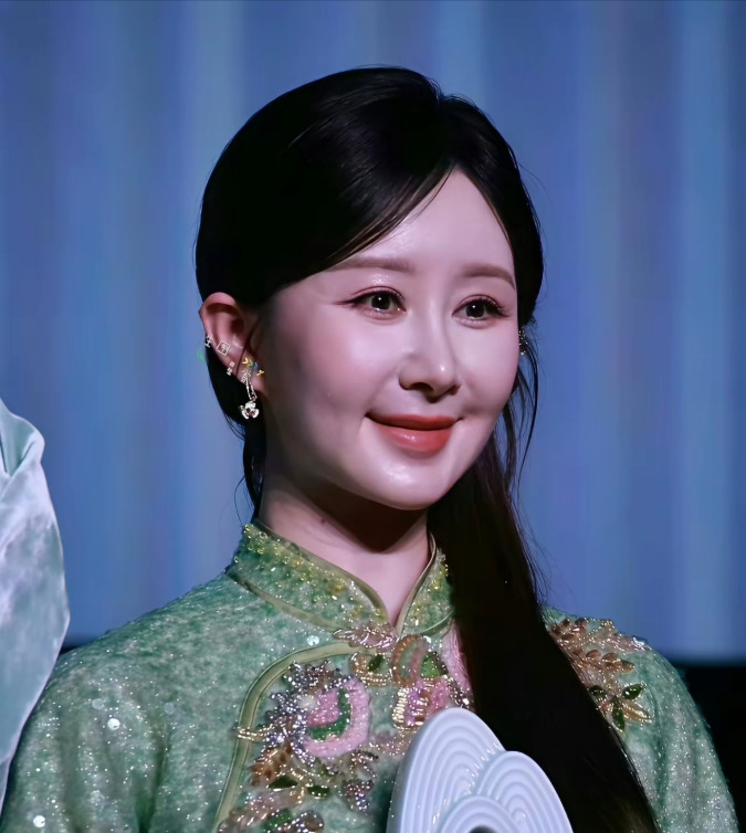 这变化真的太让人唏嘘了!一位早年靠温婉有灵气的长相、出圈角色圈粉无数的女演员，过度医美调整后面部僵硬