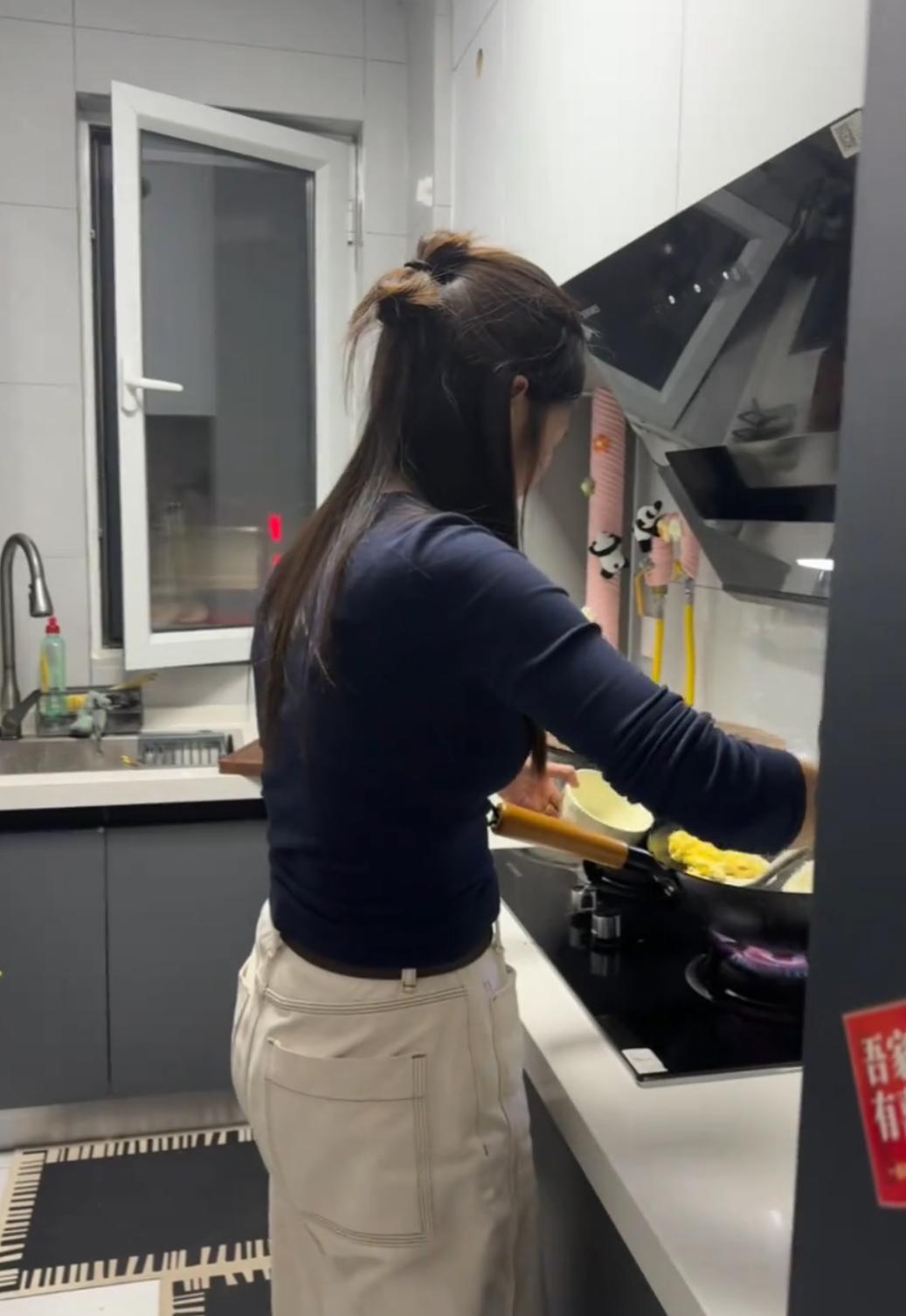 外面突然下起了大雨，我正在厨房炒菜，腾不开手，就跟客厅里的儿子说：“宝贝，要下雨