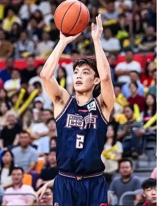 广东宏远今晚以89-80战胜青岛队，4战4胜。获胜的4位功臣：1.奎因抢开局