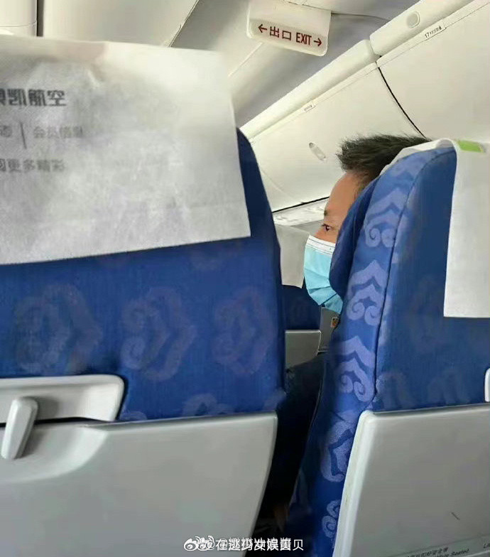 男神已经沦落到坐经济舱了么，太心酸了，跟现在的流量明星待遇不可同日而语，只怪本人