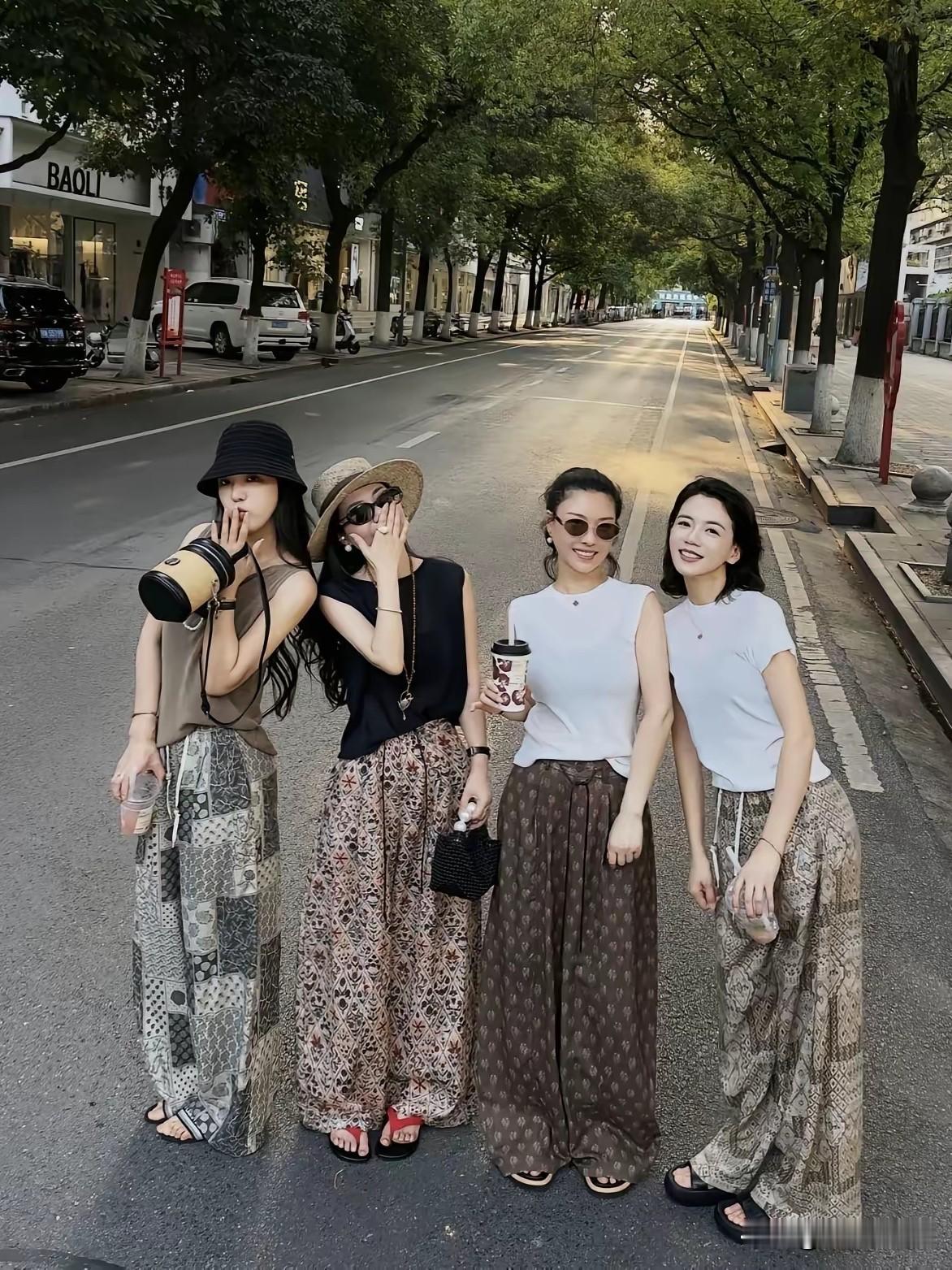 没想到今年流行这种裤子。这应该是8，90年代的阔脚裤吧，现在改叫奶奶裤。年