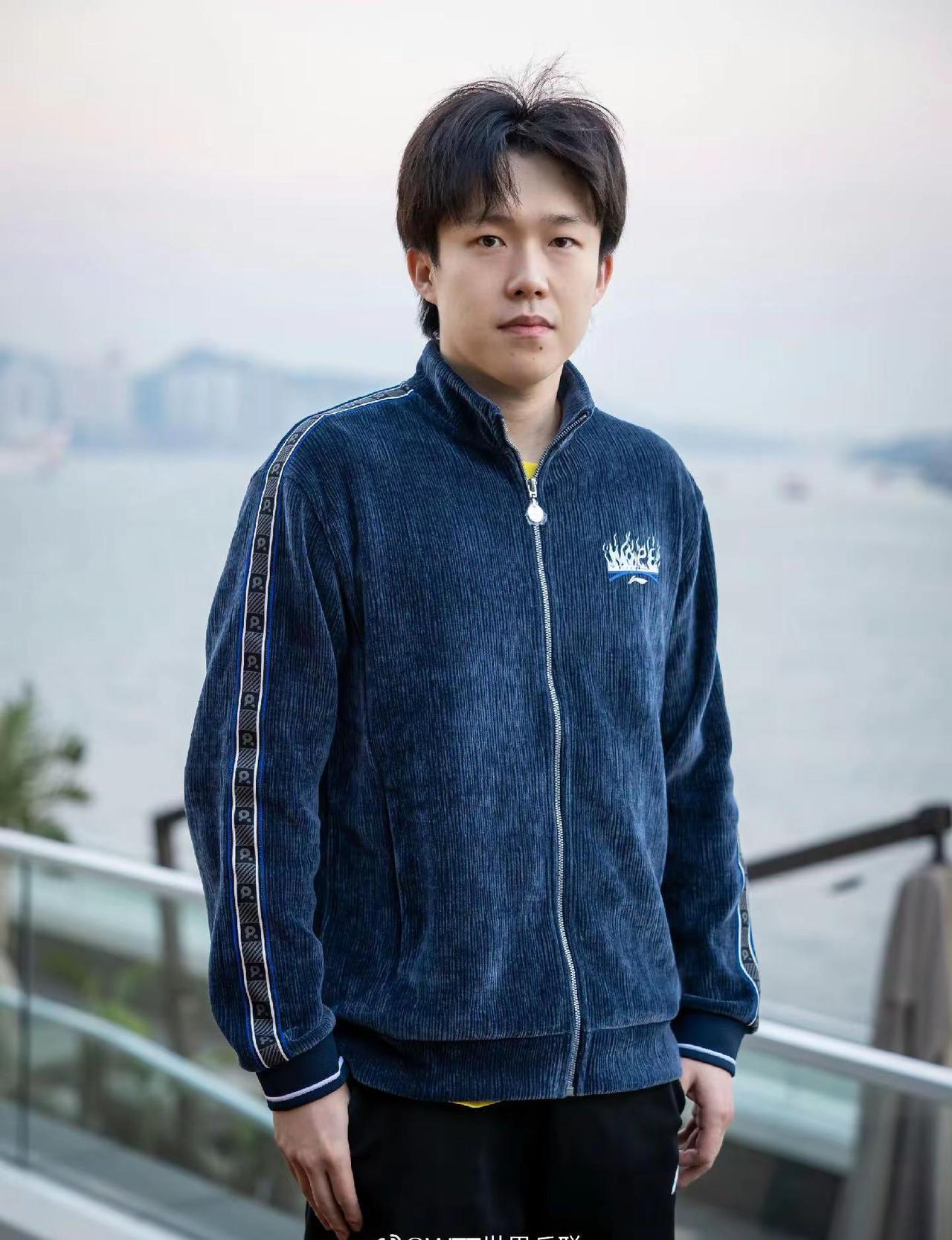 亚运会混双决赛第四局，孙颖莎救球后捂着膝盖缓了十秒。王楚钦在场边，拳头绷紧，眼