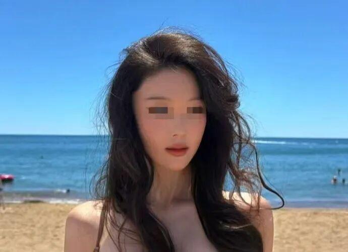 张馨予豁出去了！全身只靠“两根带”硬撑，穿着比基尼站在英国海边，随手甩出九宫格，