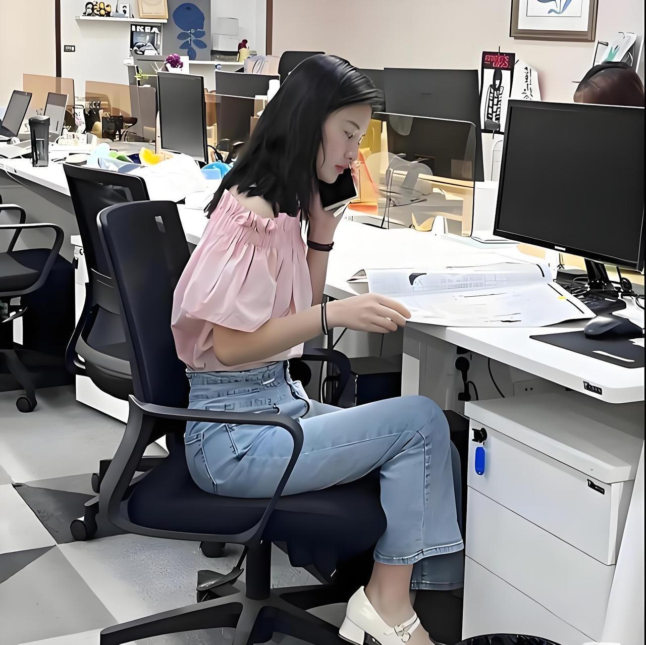 公司有个女同事，最近闹了件大事。她说团建的时候，一个男同事当着大家的面给她递了杯