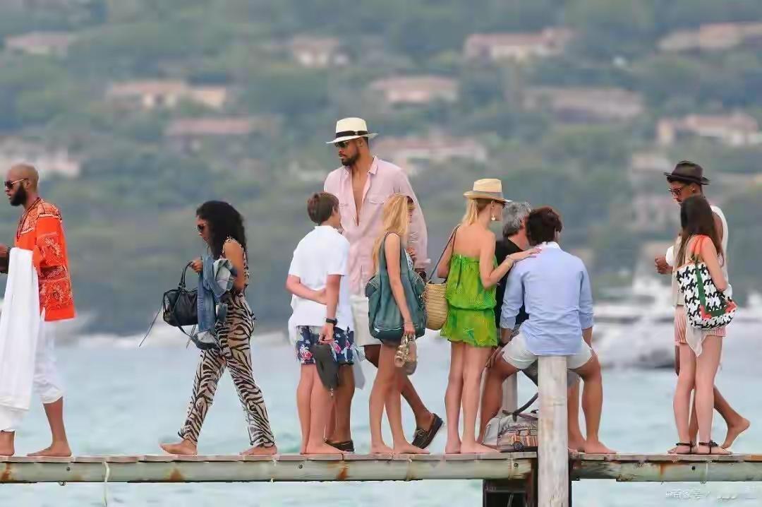 你知道吗？去年，超过两百万俄罗斯人涌进中国。三亚大东海那片沙滩上，现在俄语比海南