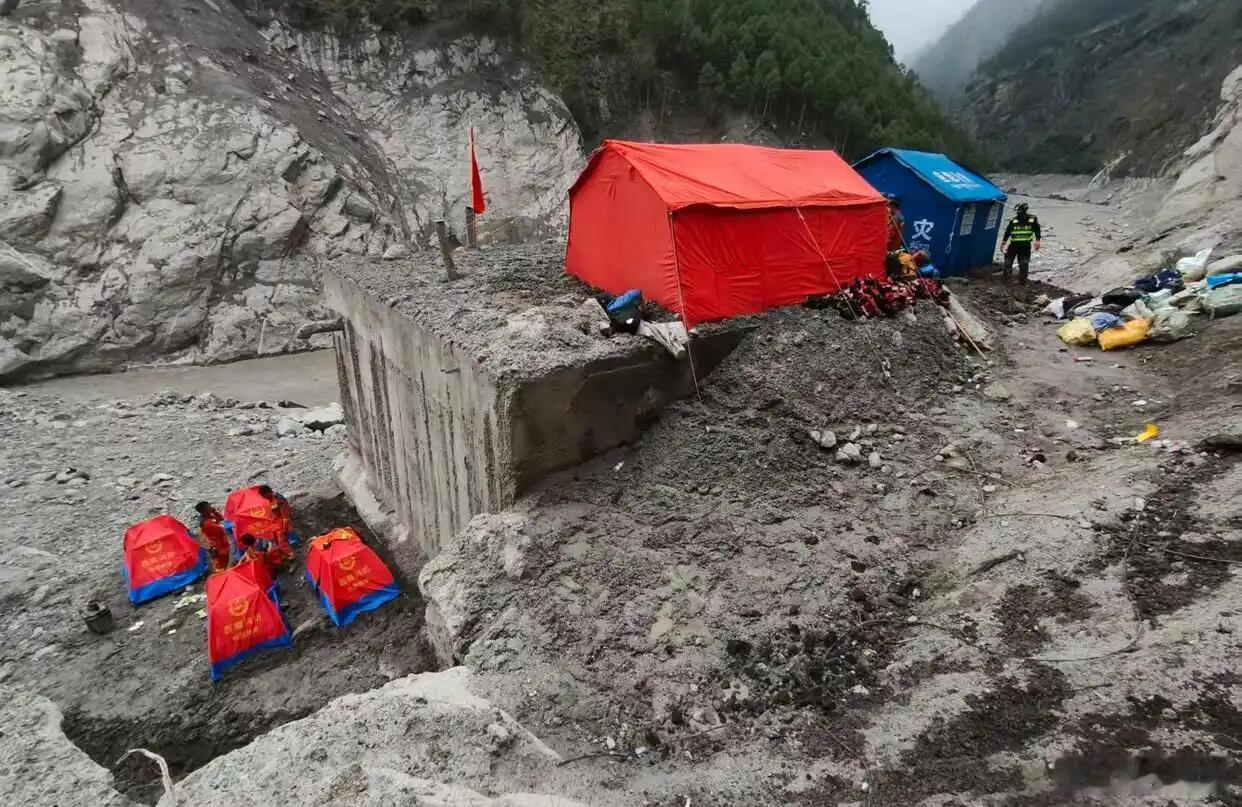 救援通道已经打通了，“带回家”是最庄重的承诺——给逝者最后的体面，给亲属唯一的念